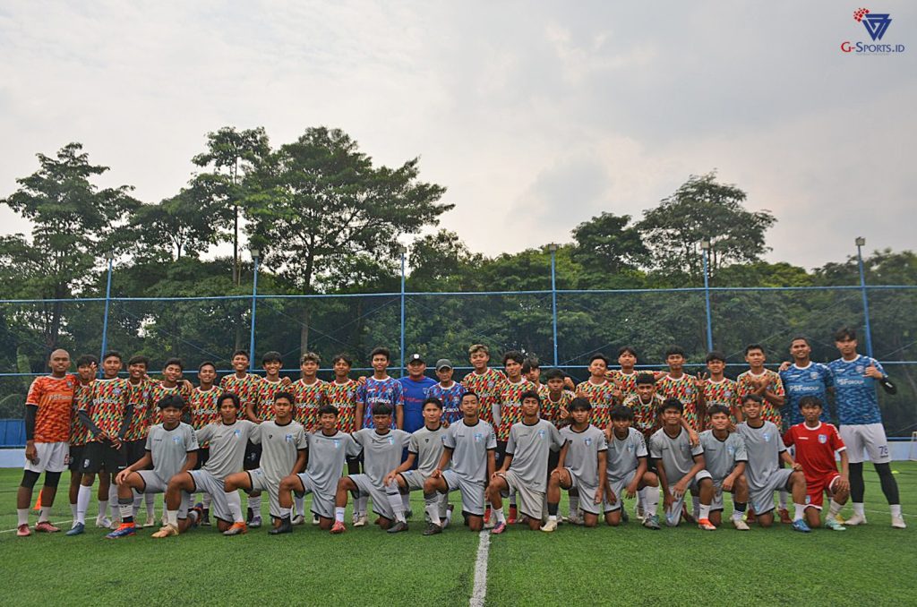 Tim EPA PSPS Pekanbaru jelang latihan di lapangan Persada Sports Facilities, Halim Jakarta Timur, Selasa (30/9/2025). (Foto: Irfan Sudrajat/Grafis: Menk Karmawan/G-Sports.id).