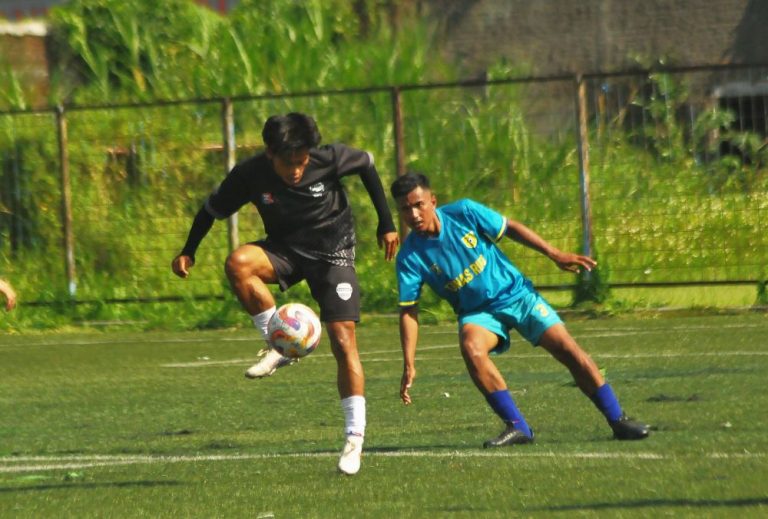 PEMAIN Fanshop FA (hitam) mengecoh pemain Tunas Rifo (biru) dalam pertandinga terakhir Babak 12 Besar Liga 4 Piala Bandung Utama 2025 di SOR Sepakbola Lodaya, Selasa (14/10/2025). (Foto: Arief K/G-SPORTS.ID)