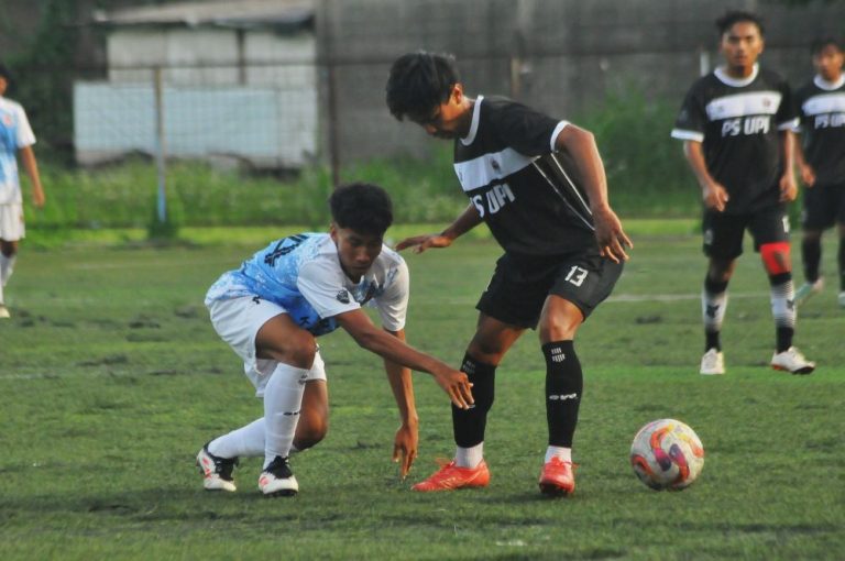 PEMAIN Kartabraja (biru) terhuyung menghadapi pemain (merah) pada pertandingan Babak 12 Besar Liga 4 Piala Bandung Utama 2025, Senin (13/10/2025). (Foto: Arief K/G-SPORTS.ID)