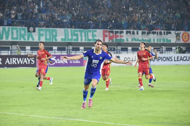 PEMAIN Persib Andrew Jung berselebrasi usai mencetak gol melalui tendangan penalti ke gawang Selangor FA, Kamis *23/10/2025). (Foto: Arief K/G-SPORTS.ID)