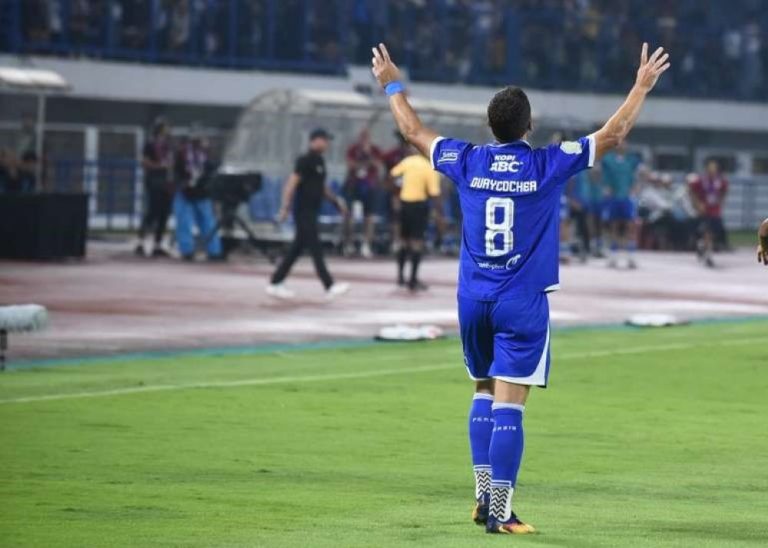 LUCIANO Guaycohea merayakan kegembiraannya usia mencetak gol pembuka kemenangan Persib atas Persi Solo pekan ke-10 BRI Super League 2025/2026 di Stadion GBLA, Senin (27/10/2025). (Foto: Arief K/G-SPORTS.ID)