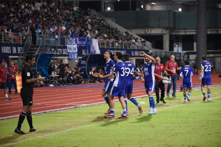 ILUSTRASI, Andrew Jung, Tom Haye dan pemain lainnya meluapkan kegembiraan usai mengungguli Lion City, 2-1. Sayang, keunggulan tersebut tidak bertahan lama dan Persib kalah atas tuan rumah. (Foto: Istimewa)