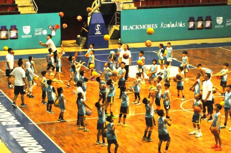 TIGA pemain Satria Muda Bandung tengah memberikan materi Coaching Clinic, Healt & Hoops IBL dan Blackmores Indonesia kepada anak - anak di GOR C-tra Arena, Bandung, Rabu (5/11/2025). (Foto: Arief K/G-SPORTS.ID)