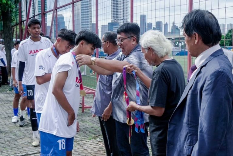Chairman PSF Group, Gede Widiade, ketika mengalungkan medali kepada pemain Bina Mutiara yang tampil sebagai juara Liga Jakarta U-17 2025, Rabu (12/11/2025) lalu di Pancoran Soccer Field, Jakarta. (Foto: Instagram Liga Jakarta U-17).