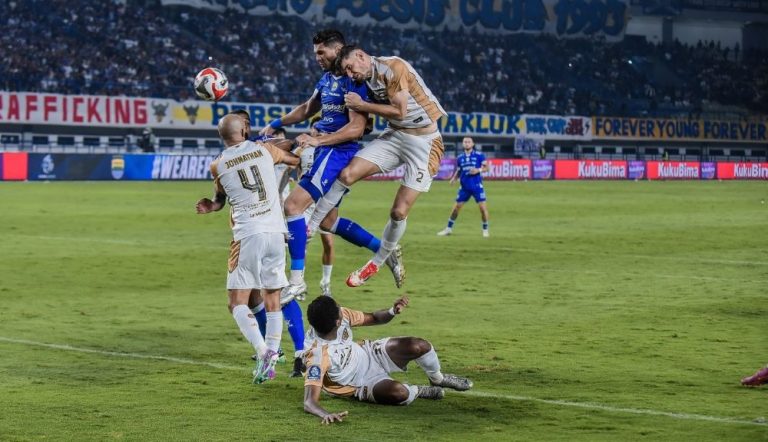PERTANDINGAN Persib Vs Dewa United yang berlangsung di Stadion GBLA salah satu yang paling seru di pekan ke-13 BRI Super League 2025/2026, Jumat malam (21/11/2025). (Foto: Arief K/G-SPORTS.ID)