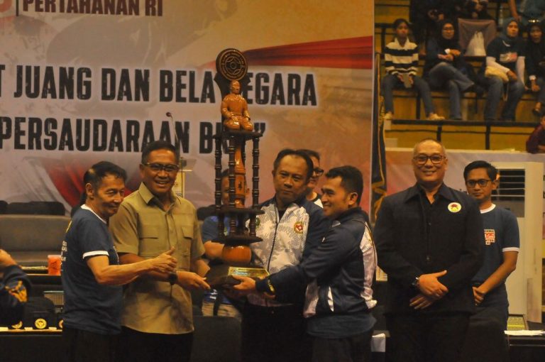 WAKIL Menteri Pertahanan RI, Marsekal Madya TNI (Pur), Donny Ermawan, T., M.D.S., M.S.P.. (berbaju safari), didampingi Maha Guru, Kang Iwa Rahadian Arsanata menyerahkan Piala Begilir kepada kontingen Jawa Barat 5 sebagai juara umum Kejurnas Karate BKC Piala Wakil Menteri Pertahanan RI di GOR C-tra Arena, Sabtu (1/11/2025). (Foto: Arief K/G-SPORTS.ID)