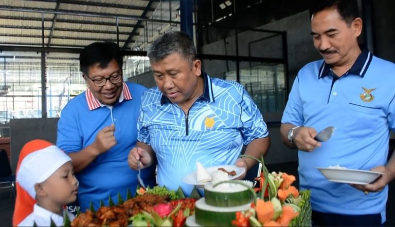 Chairman PSF Group, Gede Widiade (kiri atas), Ketum Inkopau, Marsma TNI A.R. Panca Putra, S.E, dan General Manager Persada Marsma TNI (Purn) Suroto. S.T., M.AP. ketika memberikan potongan tumpeng kepada adik-adik yatim piatu di acara syukuran lapangan baru padel Persada Sports Facilities, Jumat (21/11/2025). (Foto: Irfan Sudrajat/G-Sports.id)