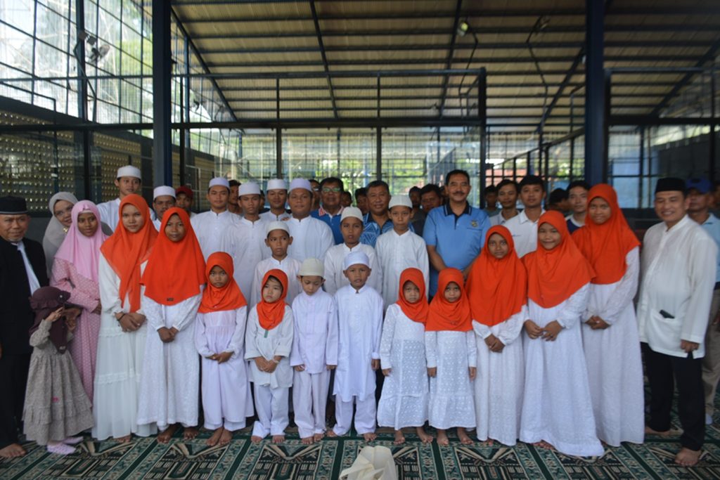 Foto bersama adik-adik yatim piatu dalam acara syukuran lapangan baru padel Persada Sports Facilities, Kamis (21/11/2025). (Foto: G-Sports.id).