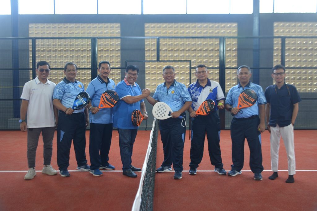 Chairman PSF Group Gede Widiade (keempat dari kiri), Ketum Inkopau, Marsma Panca Putra (keempat dari kanan), serta Manager Umum Persada, Marsma TNI (Purn) Suroto (ketiga dari kiri), bersama staf PSF Group dan anggota Inkopau dari TNI AU di lapangan baru padel Persada Sports Facilities, Jumat (21/11/2025). (Foto: G-Sports.id).