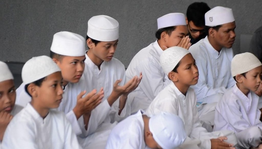 Para anak yatim piatu yang diundang oleh PSF Group dalam acara syukuran pembangunan lapangan baru padel Persada, Jumat (21/11/2025). (Foto: G-Sports.id).