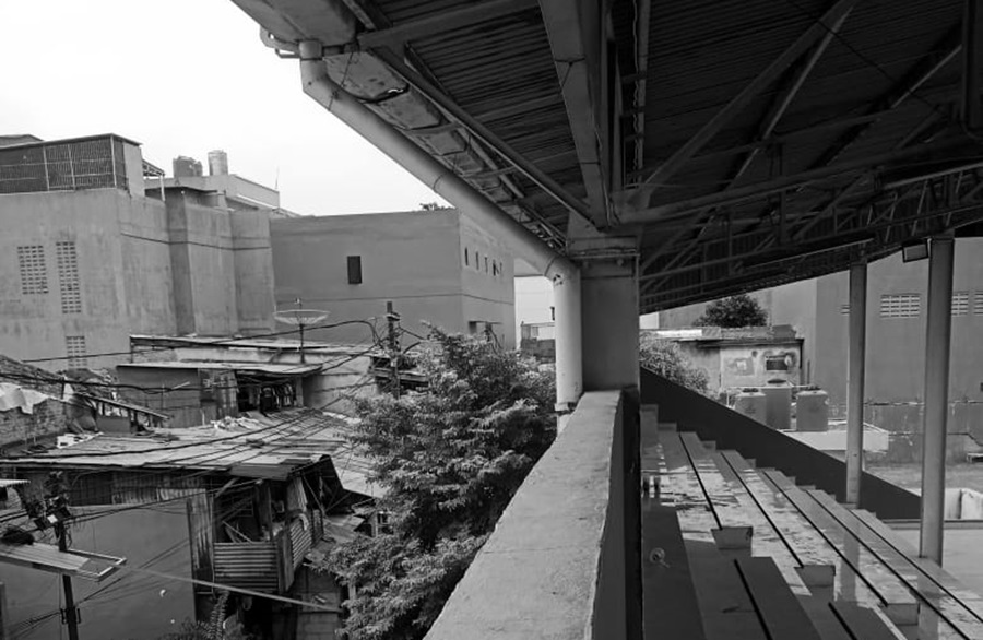 Tribune Stadion VIJ yang di belakangnya berbatasan dengan perumahan warga Jakarta, menjadi sisi unik tersendiri. (Foto: G-Sports.id).