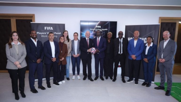 LEGENDA sepakbola George Weah (kanan) dan Presiden FIFA, Giani Infantino (kiri) dalam sesi foto bersama. (Foto FIFA Communications Division)