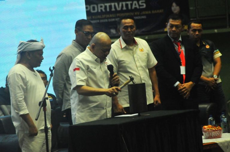 RESMI, Ketua Umum PB Muaythai, La Nyala Machmud Matalliti tenah memukul lonceng sebagai tanda dimulainya Babak Kualifikasi Muaythai untuk memperebutkan tiket PORPROV XV Jawa Barat 2026. (Foto: Arief K/G-SPORTS.ID)