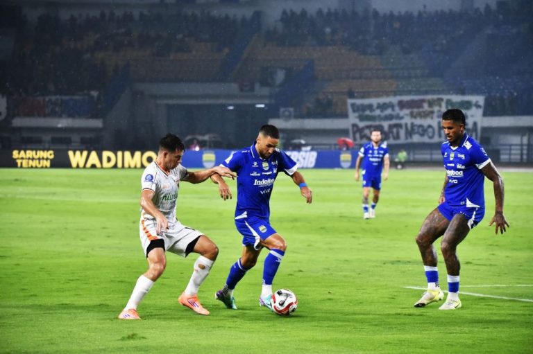 PEMAIN Persib Frans Putros dibayani pemain Borneo FC sementara Ramon Tanque mengawalnya dalam partai tunda, Jumat malam, (5/12/2025), (Foto: Arief K/G-SPORTS.ID)