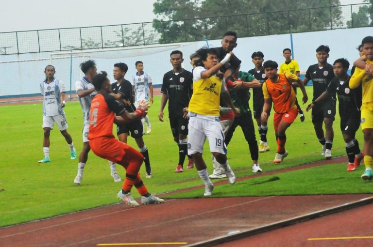 PEMAIN da ofisial Persika Karawang 1951 (kostum hitam) menyerang pemain dari kubu Persikotas dalam final Kompetisi Amatir Liga 4 Seri 1 Piala Gubernur Jawa Barat 2025, di SPOrT Jabar, Arcamanik, Kota Bandung, Senin (1/12/2025). (Foto: Arief K/G-SPORTS.ID)