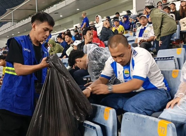 SEORANG petugas dan Bobotoh tengah dalam kerja sama menjaga kebersiha di lingkungan GBLA saat Persib bertanding. (Foto: PT PBB)