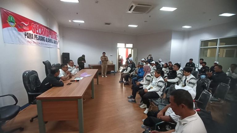 KADISPORA Jawa Barat tengah memberikan sambutan kepada para atlet yang baru saja menyelesaikan tugasnya bersama Kontingen Indonesia di ajag ASEAN Para Games 2025, di SPOrT Jabar, Arcamanik, Kota Bandung, Rabu (28/1/2026). (Foto: Dok)