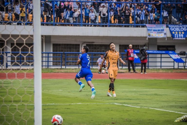 BECKHAM pUtra berselebrasi usai mencetak gol ke gawang Persija. Sementara salah satu pemain Persija hanya bisa menyaksikan. (Foto: Arief K/G-SPORTS.ID)