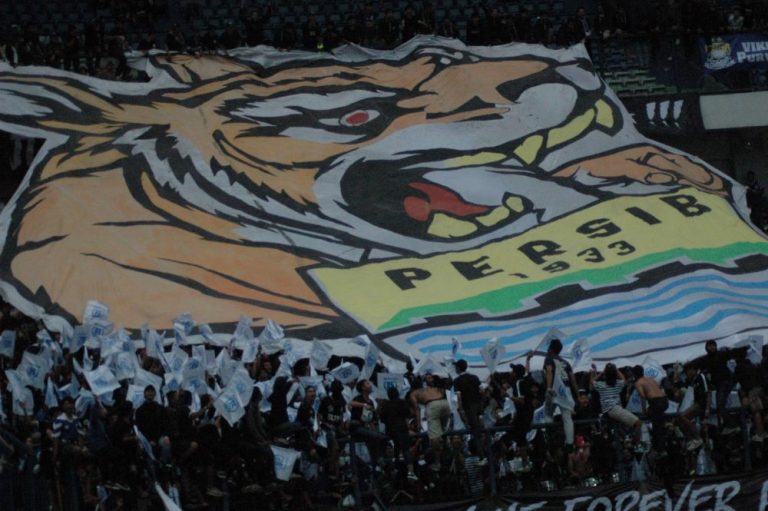 ILUSTRASI, koreografi karya dan kreatifitas Viking Persib Club dalam mendukung tim kesayangannya Persib Bandung. (Foto: Arief K/G-SPORTS.ID)