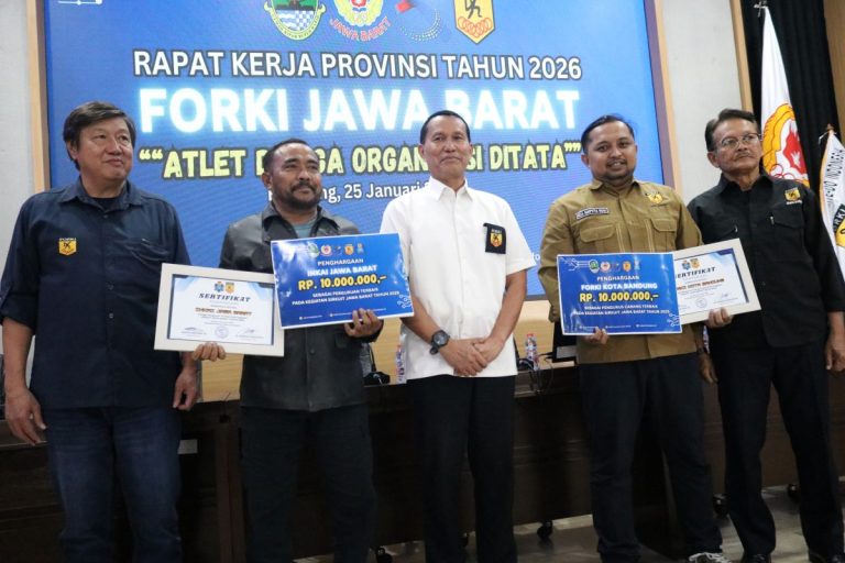 SEKJEN PP FORKI, Sapriadi (ketiga dari kanan), dan Ketua Umum FORKI Jabar, Ugianto Hartono (paling kiri) memberikan penghargaan kepada Perguruan dan Pengurus Cabang Terbaik disela-sela Rakerprov FORKI Jabar 2026 di AULA KONI Jawa Barat, Sabtu (24/1/2026) (Foto: Arief K/G-SPORTS.ID)