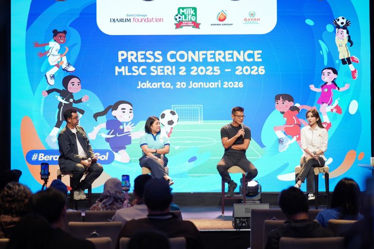 PRESS CONFERENCE - Program Director MilkLife Soccer Challenge, Teddy Tjahjono (kedua dari kanan) dalam sesi press conference kick-off MilkLife Soccer Challenge Seri 2 2025-2026 di Jakarta (20/01/2026) siang. (Foto: Dok. MilkLife Soccer Challenge)