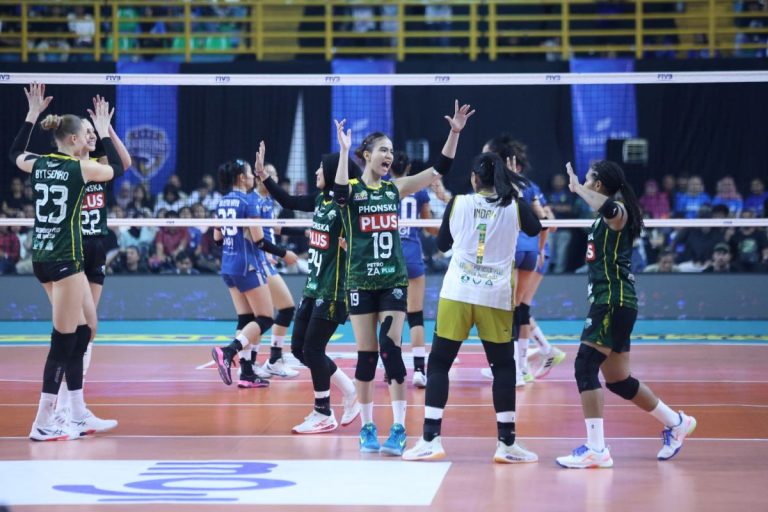 PARA pemain Gresik Phonska Plus bergembira usai mengalahkan tuan rumah Bandng bjb Tandamata tanpa balas. (Foto: Dok Proliga 2026)