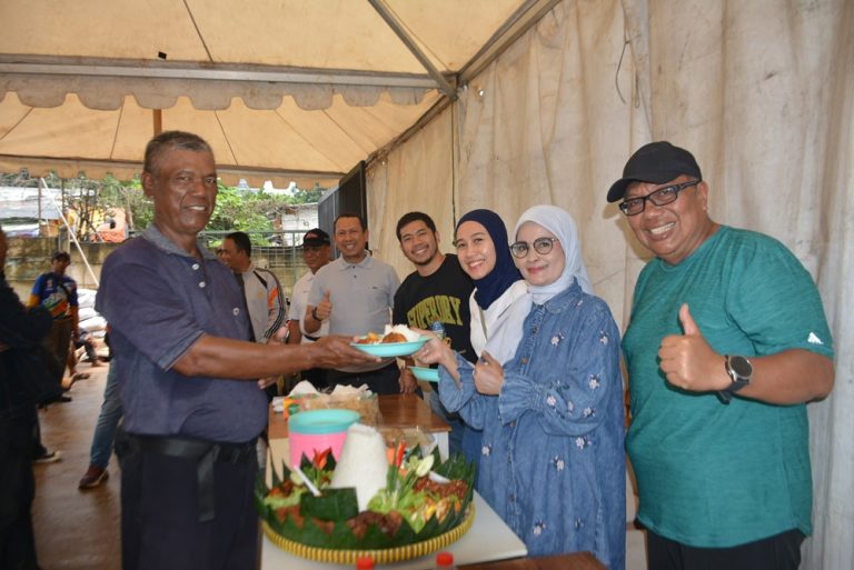 Chairman PSF Group, Gede Widiade (kanan) bersama Titi Mariyam (kedua dari kanan) dan Agnes Mulyawati (ketiga dari kanan), saat memberikan potongan tumpeng kepada Ahnan salah satu kontraktor pembangunan lapangan padel di L'Avenue, Jakarta, Minggu (18/1/2026). (Foto: G-Sports.id)