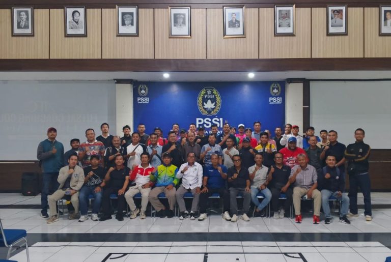 Pelaksana Tugas Sekjen PSSI Provinsi Jawa Barat, Muhammad Jaelani (tengah kemeja putih) bersama klub dalam sosialisasi, Selasa (27/1/2026). (Foto: Arief K/G-SPORTS.ID)