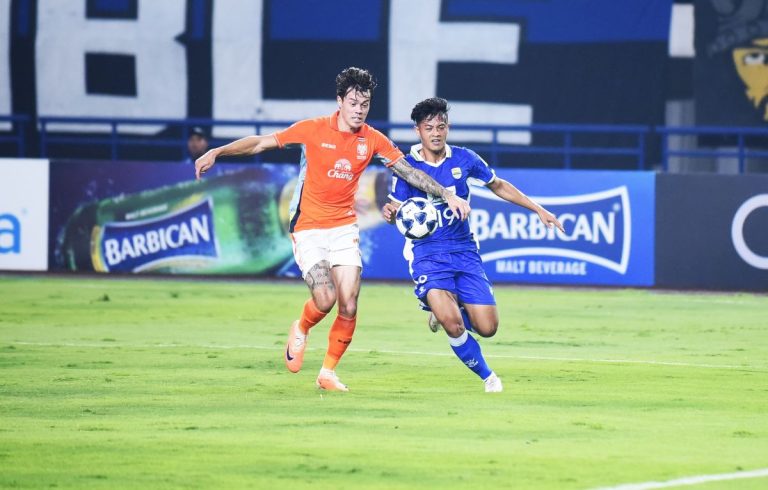 PEMAIN Persib Dewangga berebut bola dengan pemain Ratchaburi FC di Leg 2 Babak 16 Besar AFC Champions League Two 2025/2026 di Stadion GBLA Bandung, Rabu malam (18/2/2026). (Foto: Arief K/G-SPORTS.ID)