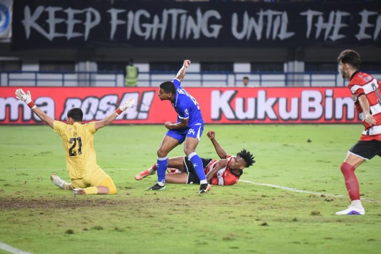 AKSI Ulliam Barros saat mencetak gol ke gawang Madura United, Kamis (26/2026). (Foto: Arief K/G-SPORTS.ID)