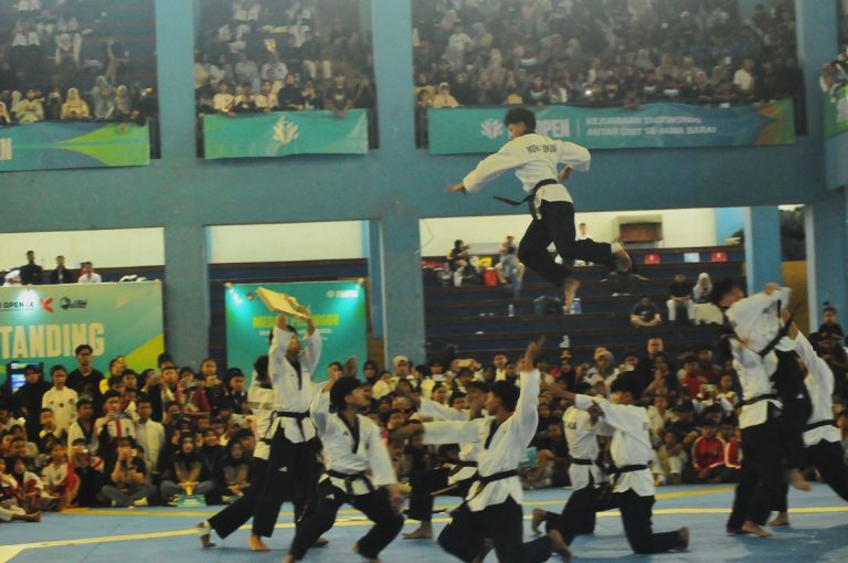 PARA Taekwondoin terbaik Jawa Barat tengah mendemokan kemahirannya dan ikut menyermarakan pem bukaan Kejuaraan Taekowondo ITN Open IX/2026 di Gymansium UPI Bandung, Sabtu (14/2026). (Foto: Arief K/G-SPORTS.ID)