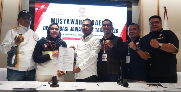 EPRIYANTO Kasmuri (tengah berkemeja) diapit para pengurus Pengcab PERBASI menunjukkan Surat Keputusan (SK) hasil Musda DPD PERBASI, Satu (14/2/2026). (Foto: Arief K/G-SPORTS.ID)