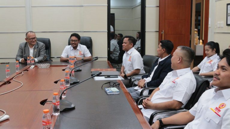 Ketua KONI Jabar M. Budiana (kir) dan KONI Sulteng M. Fathur Razaq (kanan) dalam kunjungan ke Bandung, Jawa Barat dengan agenda membahas bersama PON 2028 di NTB/NTT (Foto: Arief K/G-SPORTS.ID)