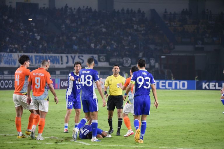 WASIT asal Irak yang memikmpin laga kedua AFC Champions Leaud Two Persib melaqan Ratchbauri FC, Rabu (18/2/206) Wasit : Zaid Thamer Mohammed (Iraq) jadi sasaran kekecewaan. (Foto: Arief K/G-SPORTS.ID)