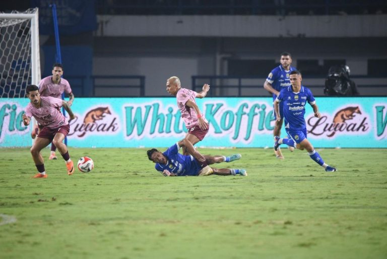 BEKCHAM Putra meringgis kesakitan ketika terjegal pemain Persik Kediri di pekan ke-24 BRI Super League 2025/2026 di Stadion GBLA, Senin (9/3/2026) (Foto: Arief K/G-SPORTS.ID)