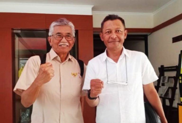 WASEKJEN DPP PerbasI Setia Dharma Majid (kiri) dan Ketua I KONI Jabar, Andrian Tejakusuma (kanan) usai pertemuan di Sekretariat KONI Jawa Barat, Jumat (6/3/2066) (Foto: Arief K/G-SPORTS.ID)