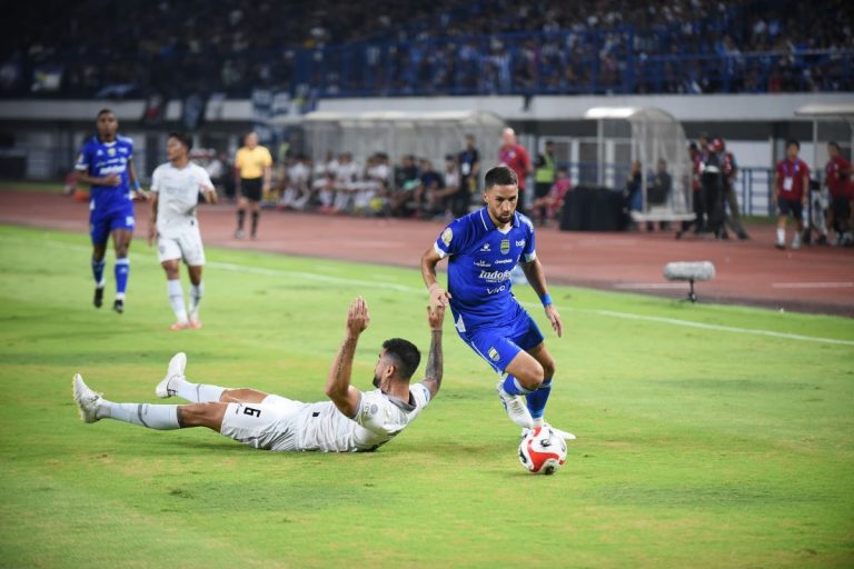 JALAN Persib menuju gerbang juara lebih cepat menemui hambatan usai ditahan Arema FC, 0-0, Jumat (24/4/206). (Foto: Arief K/G-SPORTS.ID)