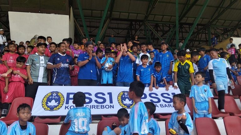 PELAKSANA Tugas Sekjen PSSI Provinsi Jawa Barat, Muhammad Jaelani Saputra di tengah - tengah peserta dalam pembukaan Liga Jabar Istimewa Istimewa di Stadion Bima, Kota Cirebon, Minggu (26/4/2026). (Foto: Istimewa/G-SPORTS.ID).