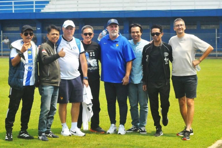 PANITIA Penyelenggara Coaching Clinic Sepakbola Wanita menyambut kehadiran para pelatih Sepakbola Wanita dari Prancis saat meninjau kesiapan Lapangan Sidolig Bandung sebagai venue program Coaching Clinic yang diselenggarakan PSSI Pusat, Jumat (10/4/2026), (Foto: Arief K/G-SPORTS.ID)
