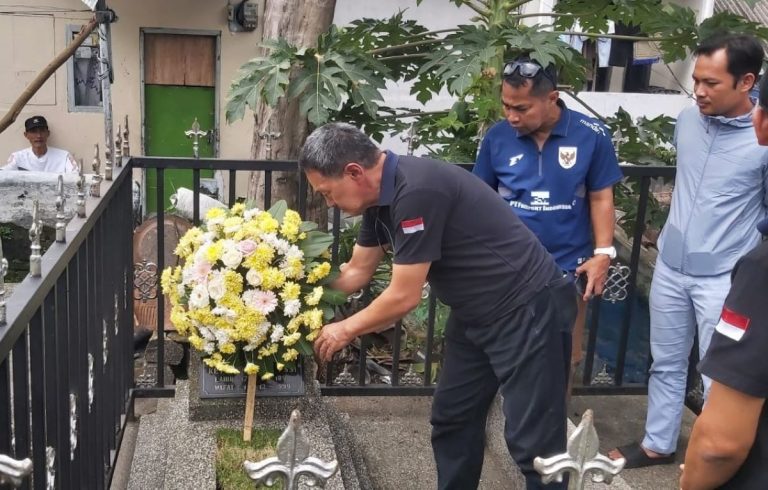 KETUA Umum PSSI Kota Bandung, H. Yoko Anggasurya meletakan bunga di pusara pendiri PSSI Ir Soeratin Sosrosoegondo dalam rangka HUT PSSI ke-96 di TPU Sirnaraga, Minggu (19/4/2026). (Foto: Arief K/G-SPORTS.ID)