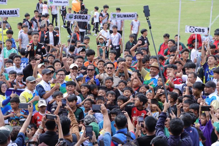 PLT Sekjen PSSI Jawa Barat bersama Wakil Walikota Cimahi, Plt Ketua PSSI kota Cimahi ditengah tengah ratusan peserta Liga Jabar Istimewa di Kota Cimahi. (Foto: Ist)