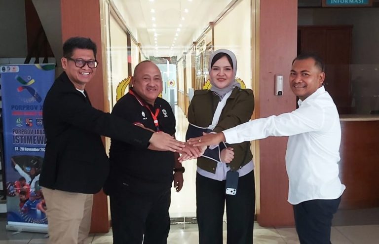 EPRIANTO (paling kanan) dan Raden Iman Firmansyah (paling kiri) diapit Sekjen DPP Perbasi Nirmala Dewi dan Caretaker, Andi Hirawan. (Foto: Arief K/G-SPORTS.ID)