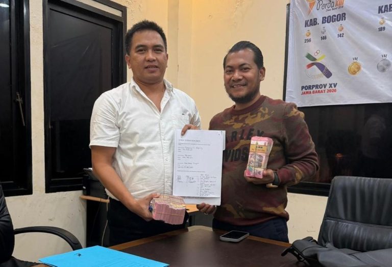 EPRIYANTO Kasmuri (kanan) saat mendaftar dan mencalonkan kembali Ketua Umum DPD Perbasi Jabar. (Foto: Istimewa)