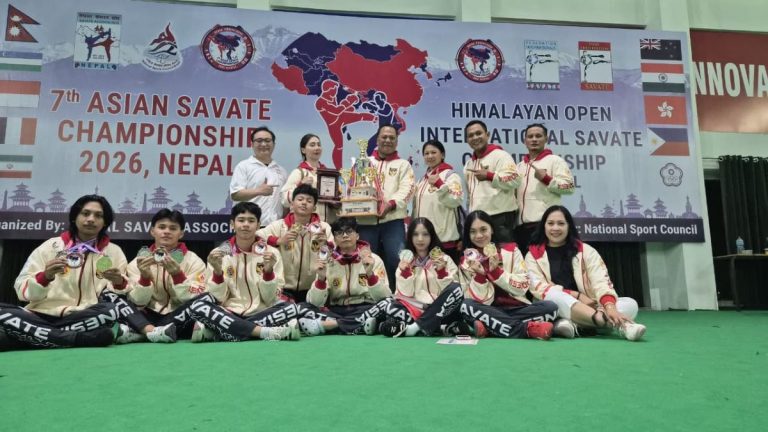 TIM SAVATE INDONESIA dengan tropi bersama atletnya yanh berkalungan medali emas, perak dan perungggiu. (foto: istmewa)